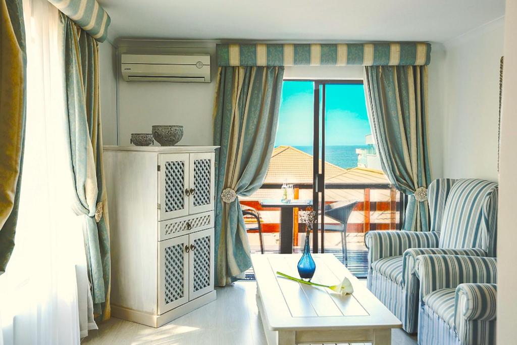 12 NIGHTS | BIG 5 SAFARI, GARDEN ROUTE & CAPE TOWN From just £2,699pp