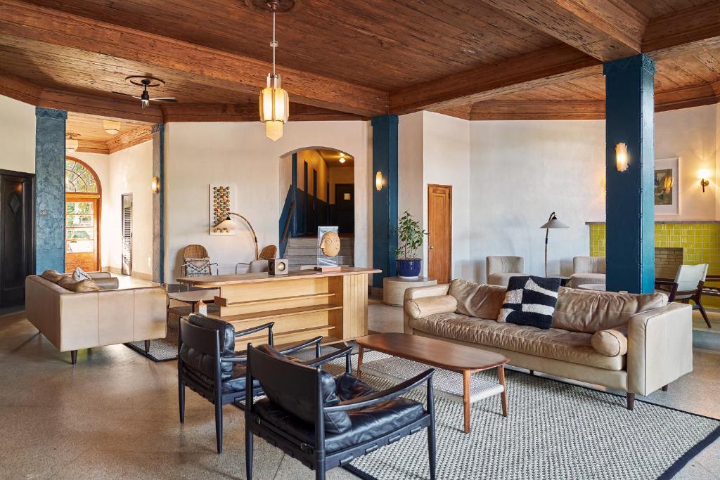 Fall in love across 3 iconic destinations New York • Las Vegas • Miami 10 Nights Starting from £3399 per couple!