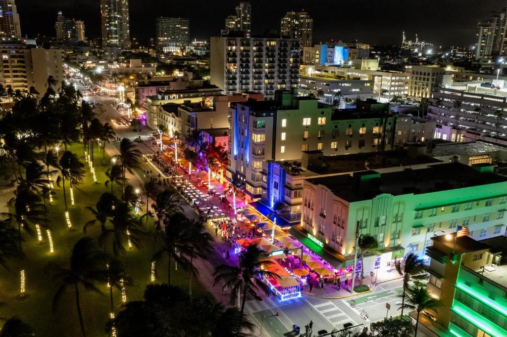 NEW YEAR LUXURY ESCAPE MIAMI + BAHAMAS CRUISE Celebrate a magical 10 Days holiday in style from £5899 Per Family