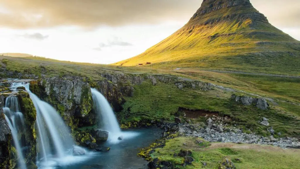 A 09-Night Journey Through Wonders From New York’s dazzling skyline to Niagara’s thundering waterfalls and Iceland’s magical landscapes — explore three dream destinations in one unforgettable journey from just £1199pp!