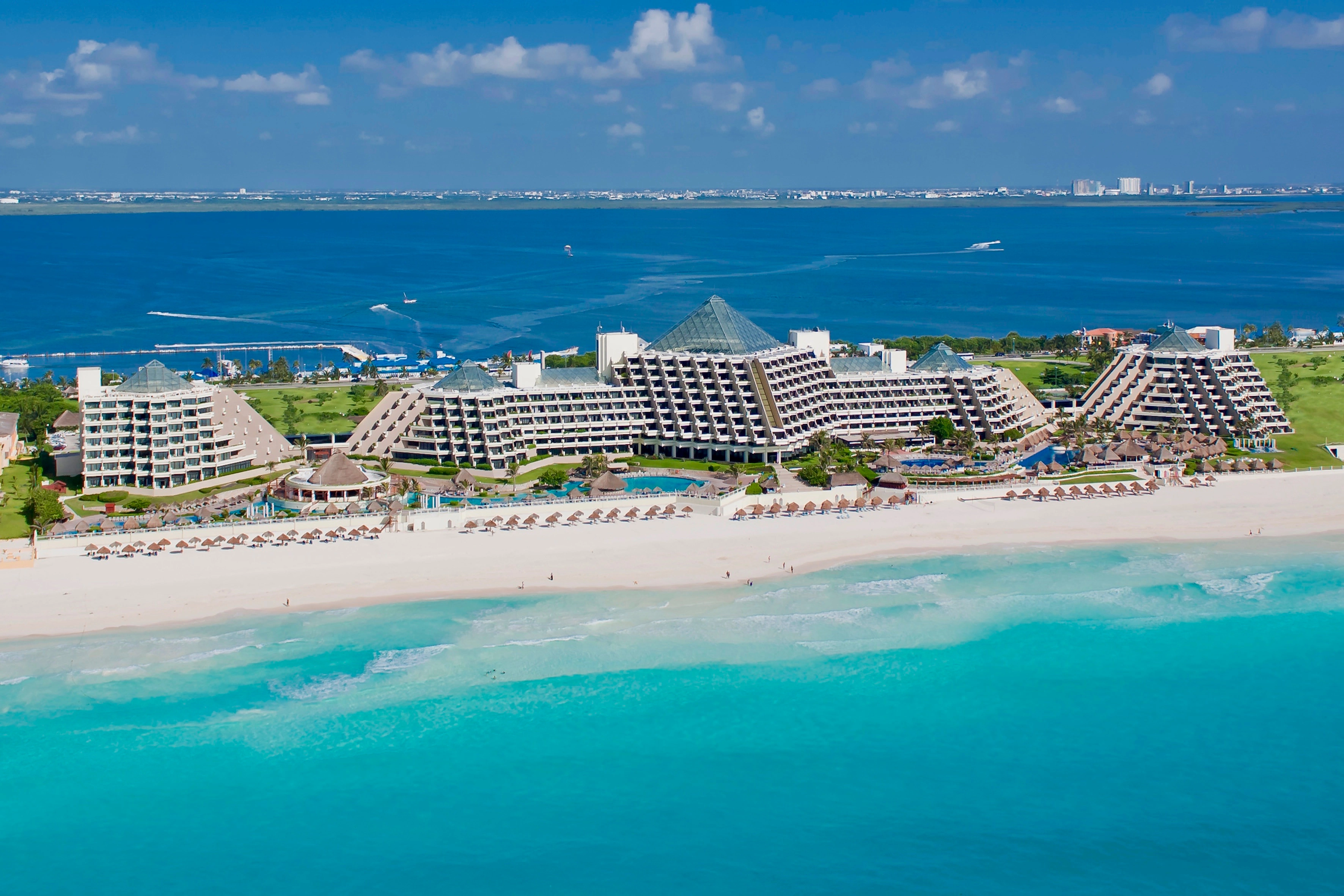 Enjoy the Night life of Vegas & Beach stay in Cancun