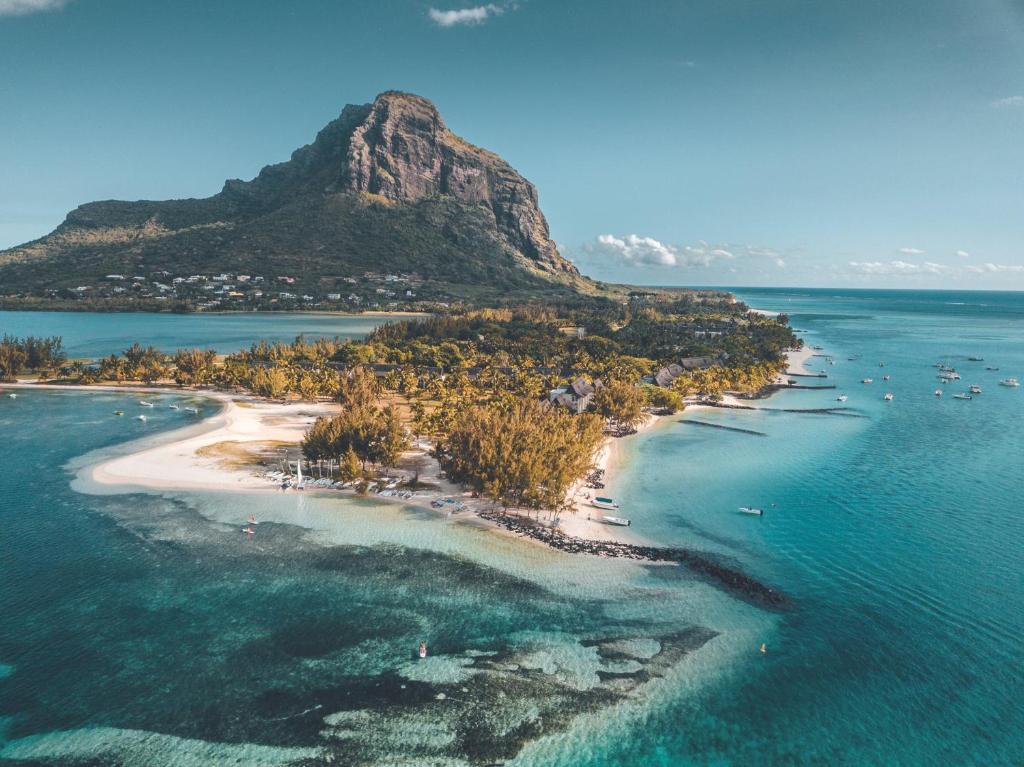 07 Romantic Nights at Paradis Beachcomber Golf Resort & Spa with ocean views, fine dining & luxury spa indulgence for £5,199 per couple