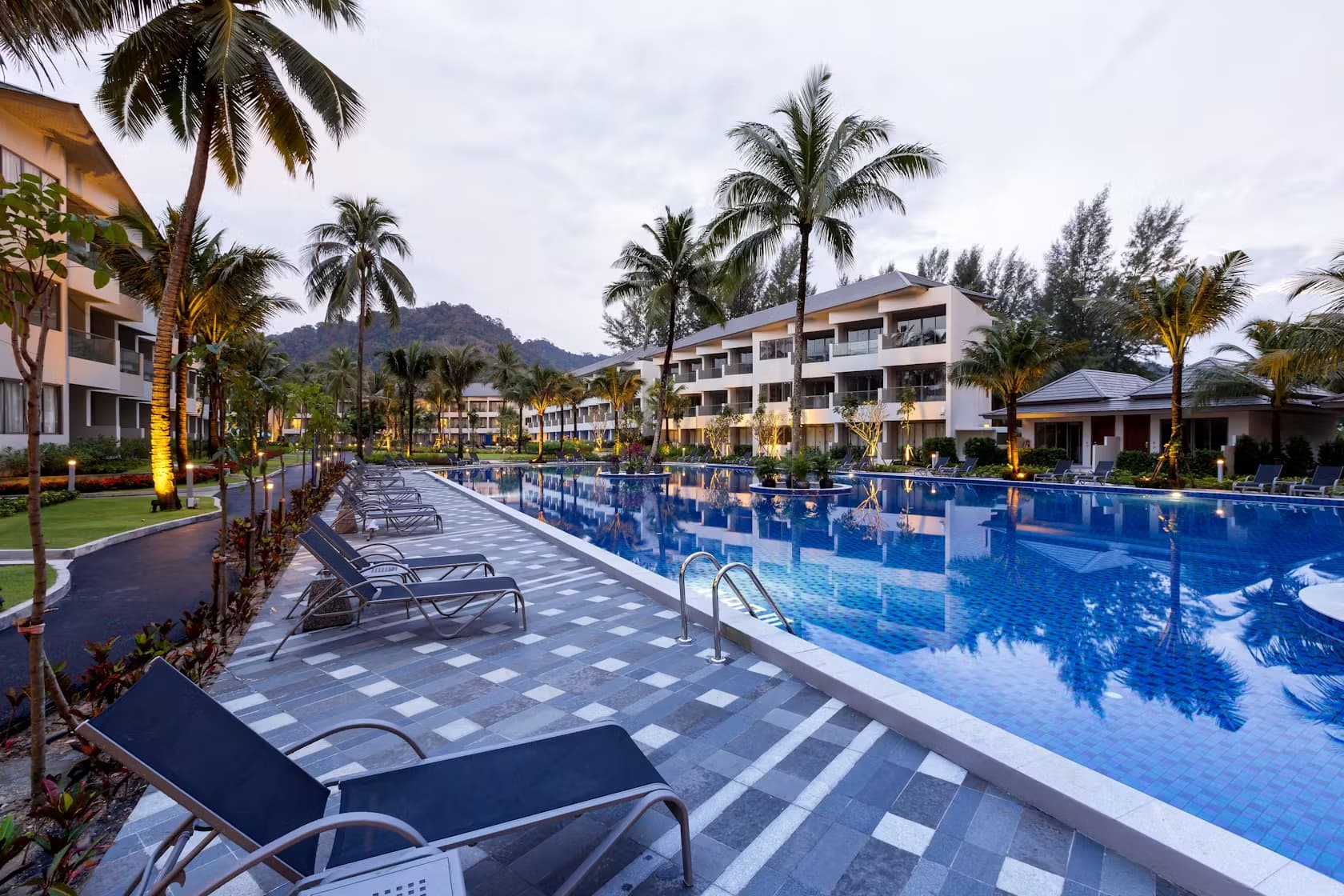 From Phuket’s Vibes to Khao Lak’s Serenity! Tropical Beaches, Stunning Resorts, Swim-Up Bars & Spa Bliss – Starting from Just £1099/-pp with Daily Breakfast