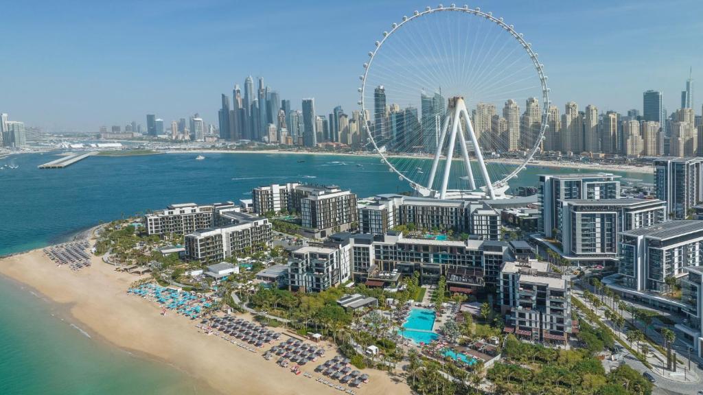 Dive into 5 Nights of Opulence at Banyan Tree Dubai & Experience the world's Tallest Ferris Wheel: just in £1099pp