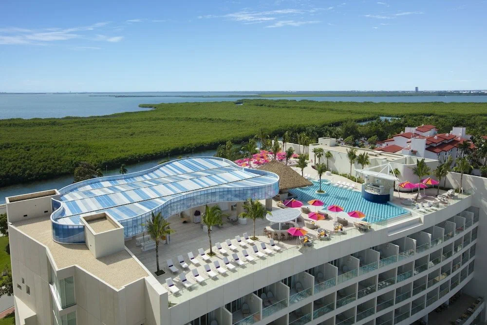 Plan for Christmas Holiday: 10 Nights in Las Vegas & Cancun – All-Inclusive Meal Plan, Sun & Entertainment Await!