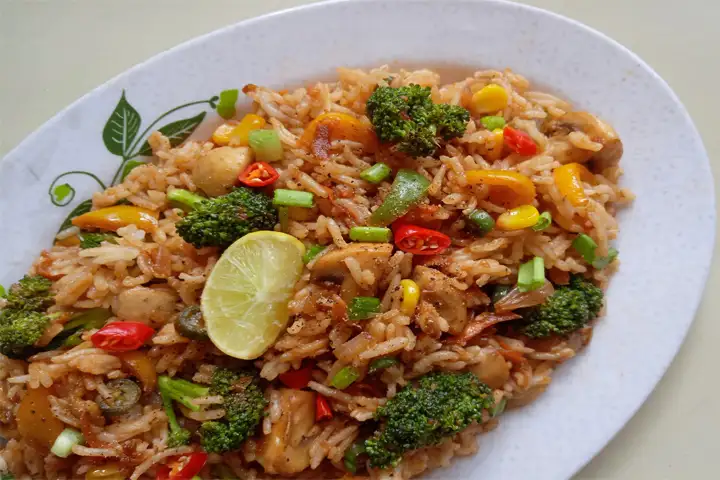 2. Khao Pad