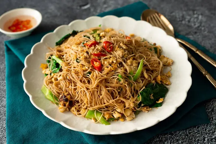 2. STIR-FRIED THICK NOODLES